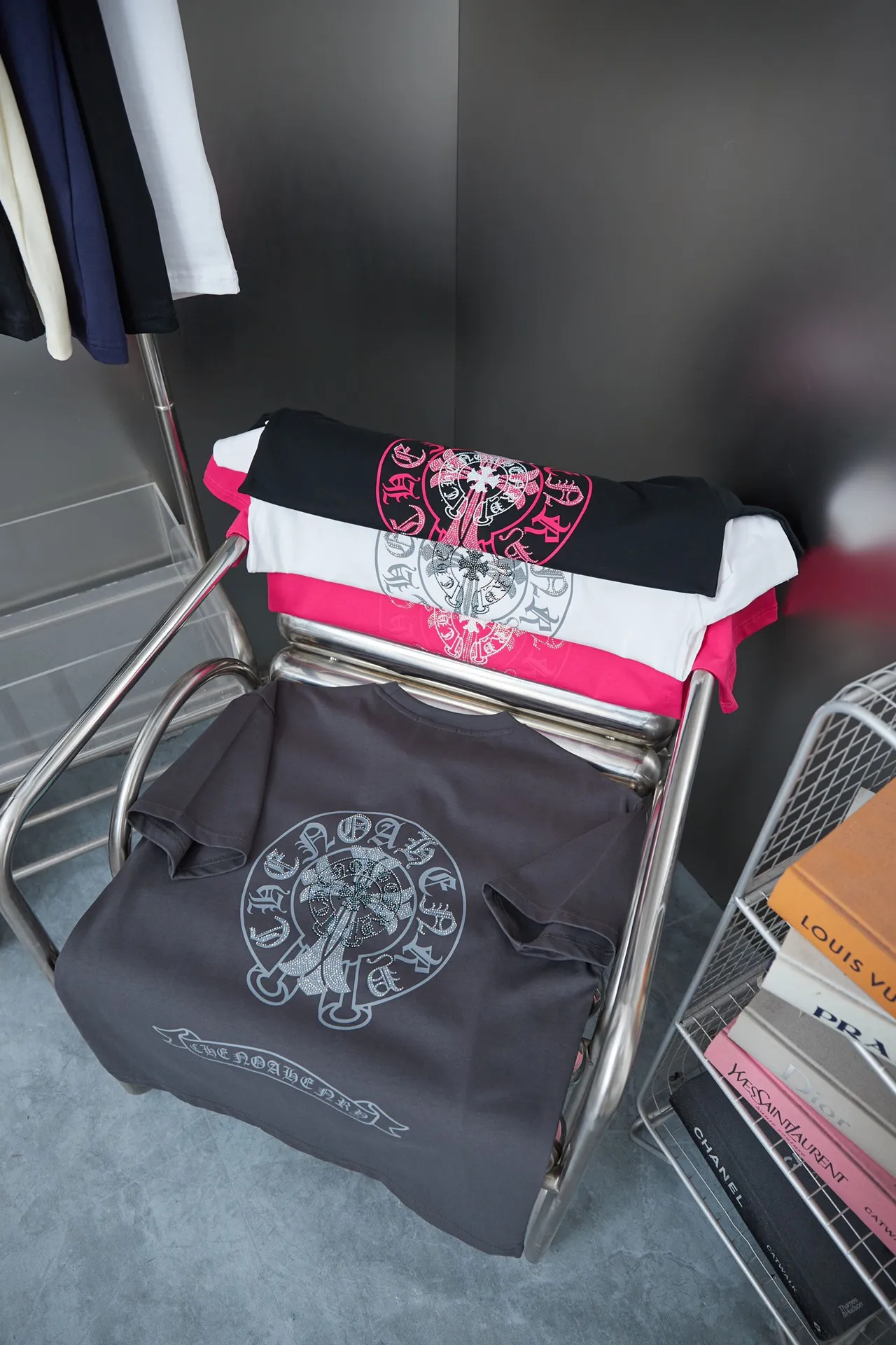 🅿️190 Ch*ome Hearte 25SS early spring new style Crow heart graffiti printed hot diamond short sleeves Light luxury essential item for daily commuting for men and women Correct version Welcome to compare Detailed features · 320g 100% pure cotton double yarn jersey fabric · Custom dyed in the same cylinder, special thickened 32 pieces double-strand 1X1 thread · Digital direct printing ➕Imported Australian pearlescent diamonds · Double needle stitching and cross-stitch technology · Original main mark, washed tag, brand moisture-proof paper packaging Color: black/white/rose red/grey Size: S/M/L/XL